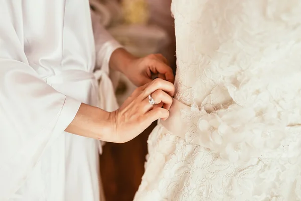 Mariée toucher robe blanche par les mains avec anneau avant de commencer prepo — Photo