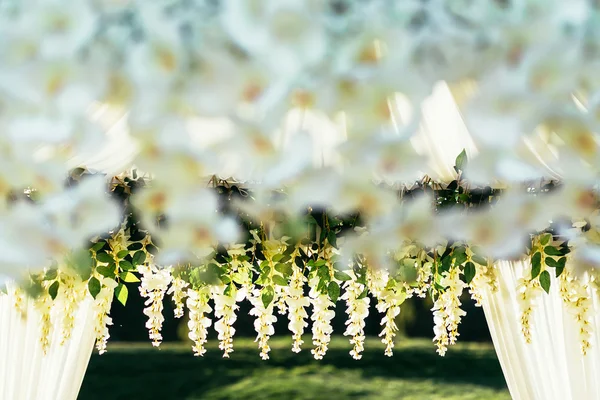 在仪式的地方婚礼拱上阳光灿烂的日子 — 图库照片