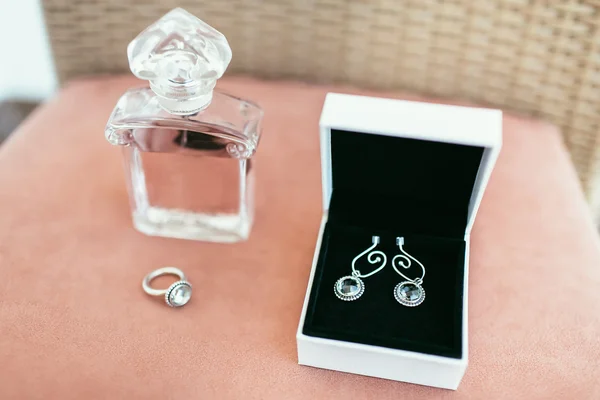 Boucles d'oreilles mariée en boîte blanche et bague avec parfum sur mariage da — Photo