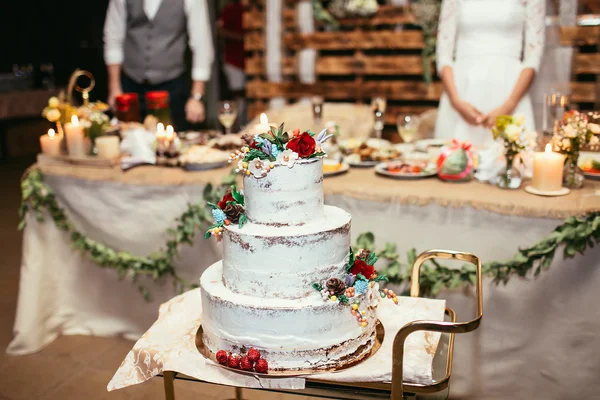 Bolo de casamento rústico no banquete de casamento com rosa vermelha e outros f — Fotografia de Stock