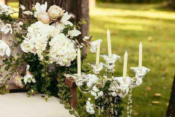 Décorations de mariage de luxe avec banc et compisition de fleurs — Photo