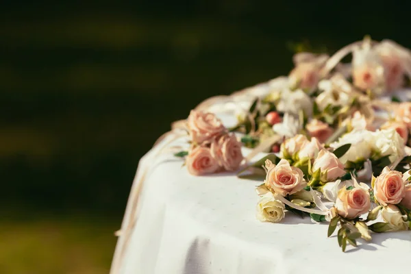 Rosas, suculentas e outras flores em buquê de casamento na grama verde e textura de madeira — Fotografia de Stock