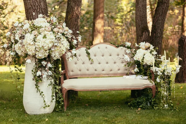 Lyxiga bröllop dekorationer med bänk, ljus och blommor compis — Stockfoto