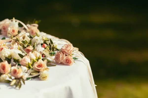 Boutonnières de mariage pour quêtes sur table avec place pour signe — Photo