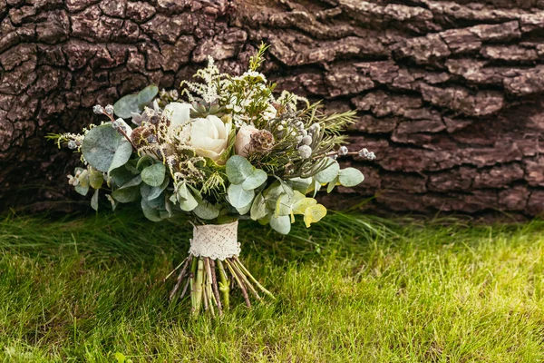 Brautstrauß mit Rosen und anderen Blumen auf grünem Gras und — Stockfoto