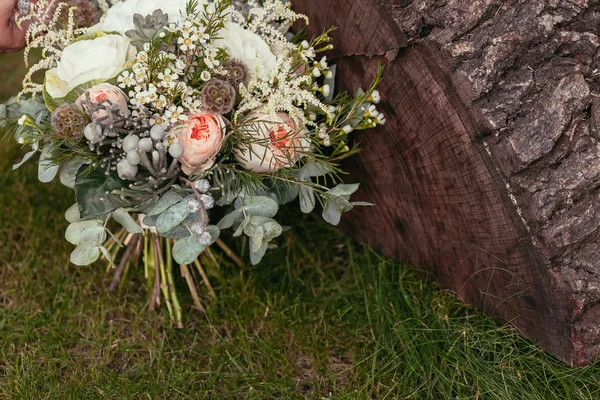 Ramo de boda con rosas y suculentas en la hierba verde y woo —  Fotos de Stock