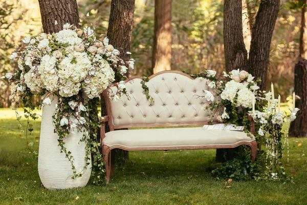 Decoraciones de boda de lujo con banco, vela y flores compis Fotos de stock libres de derechos