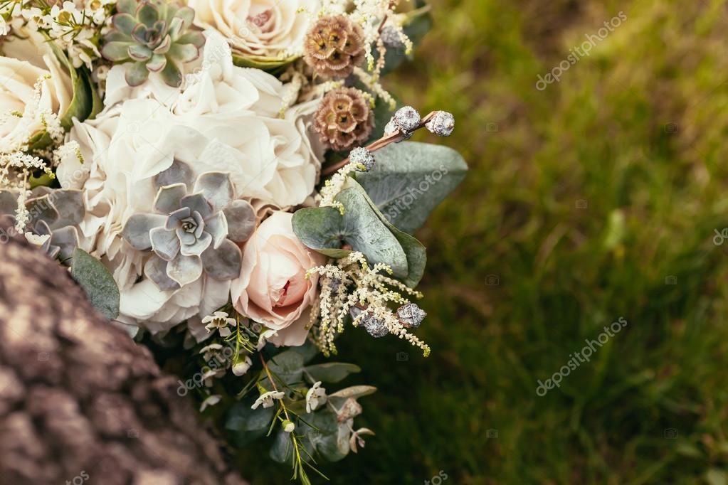 Roses Plantes Grasses Et Autres Fleurs En Bouquet De