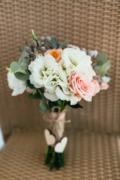 Bouquet de mariage rustique contiennent rose rose et d'autres fleurs avec — Photo