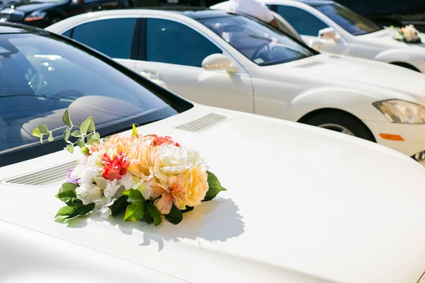 Białe samochody ozdobione kwiatami skład na wesele — Zdjęcie stockowe