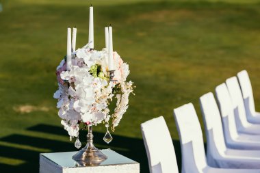 Tören yeri çiçeklerle düğün dekorasyon