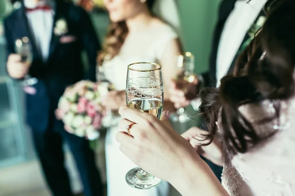 Cam şampanya ile düğün üzerinde tutarak nedime — Stok fotoğraf