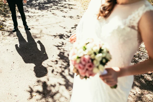 Noivos sombra quase noiva com buquê de casamento — Fotografia de Stock