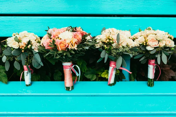 Nevěsta a družičky svatební kytice s růžemi a další tok — Stock fotografie