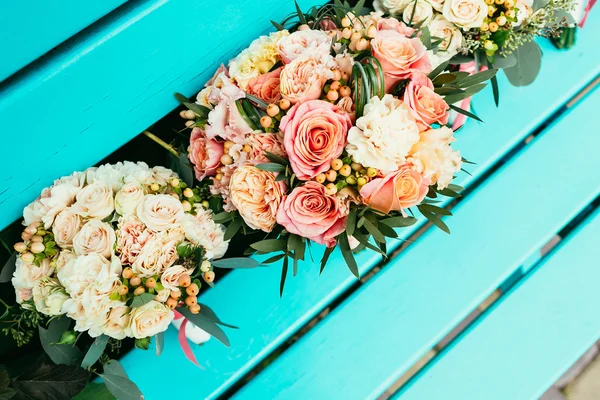 Braut und Brautjungfern Brautsträuße mit Rosen und anderen Flow — Stockfoto