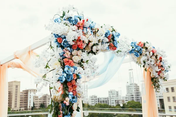 用鲜花为婚礼蜡在市安排婚礼拱门 — 图库照片