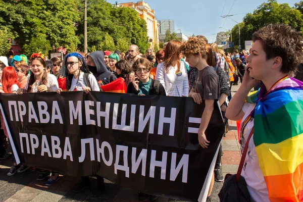 Personer med affisch i jämställdhet mars. Kiev, 12 juni 2016. — Stockfoto