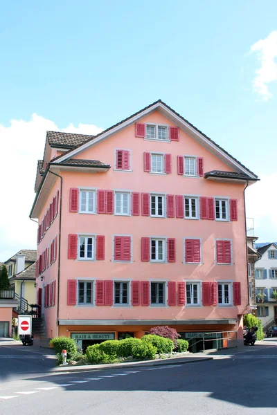 Richterswil, İsviçre'nin sokakta parlak pembe evde. 11 Mayıs 2014