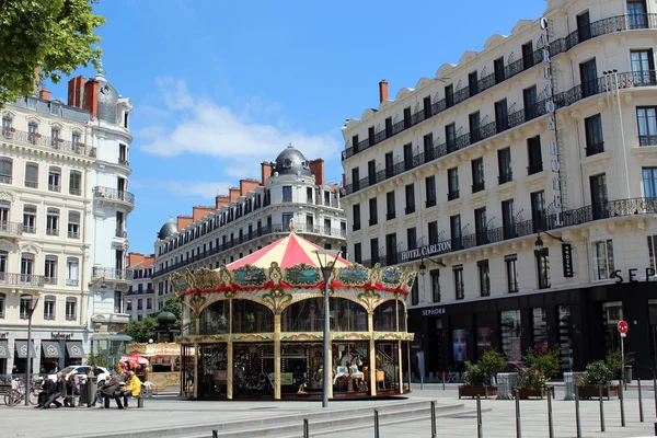 Lyon, Fransa'nın sokakta atlıkarınca