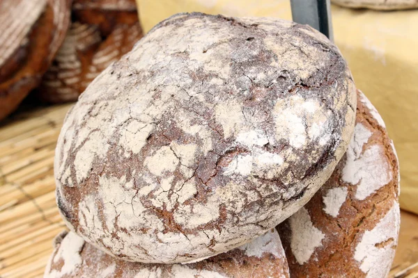 Ev yapımı kahverengi ekmek üzerinde fuar.