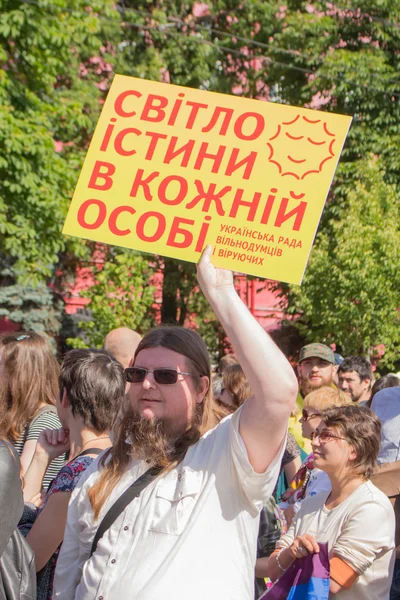 Um homem com o cartaz "A luz da verdade está em cada pessoa" em marcha Igualdade. Kiev, Ucrânia, 12 de junho de 2016 . — Fotografia de Stock