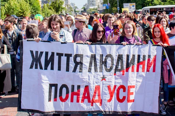 Personas con cartel "La vida humana es lo más importante" en la marcha por la igualdad en Kiev, Ucrania, 12 de junio de 2016 — Foto de Stock