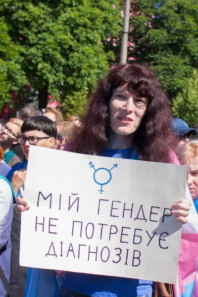 Kvinna med affisch "mitt kön inte behöver någon diagnos" i jämlikhet mars. Kiev, Ukraina, 12 juni 2016 — Stockfoto