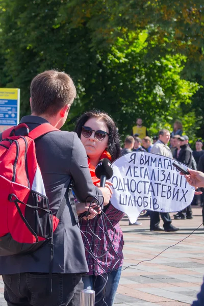 Kvinna med affisch "Jag kräver homosexuella äktenskap" är intervjuade i jämställdhet mars. Kiev, 12 juni 2016. — Stockfoto