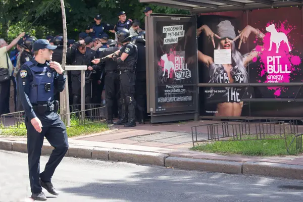 Polis, eşitlik Mart Kiev, Ukrayna, 12 Haziran 2016.