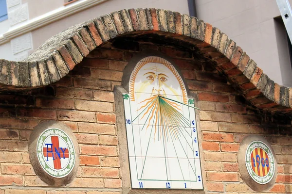 Güneş saati bir yüz ile