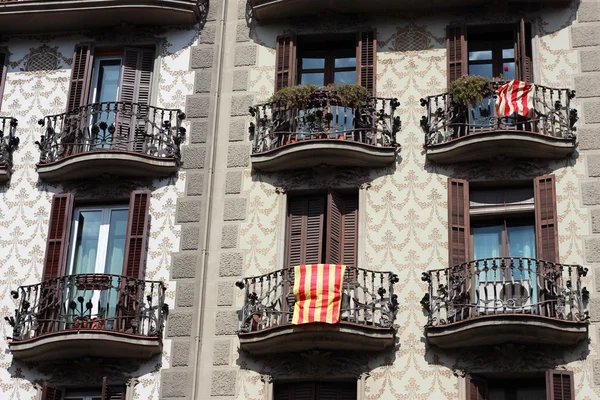 Barcelona'da keşfetmesine bayrak ile balkon