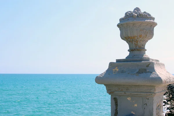 Mermer vazo deniz manzaralı