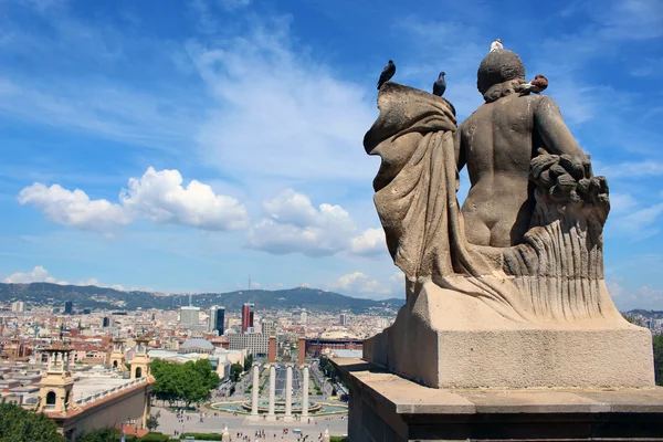 Bir heykel ile Barcelona görünümü