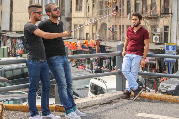 Şık erkek selfie selfie sopa ile yapmak