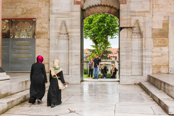 Kadın Sofya Camii mahkemede. Istanbul, Türkiye. 22 Temmuz 2014