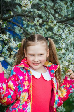 çiçekli bahçe içinde güzel bir kız