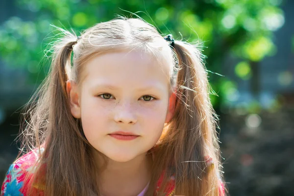 Retrato de uma menina bonita no jardim — Fotografia de Stock