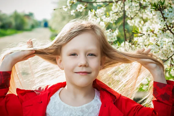 Bahar güneşli Bahçe, küçük kız