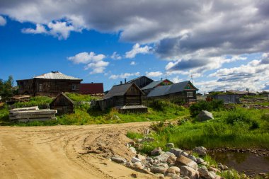 Kovda köyü Pomor köylerinin canlı bir örneğidir. Çürük ama büyüleyici ahşap evleri olan eski deniz kıyısının ruhu. Rusya, Ağustos 2020