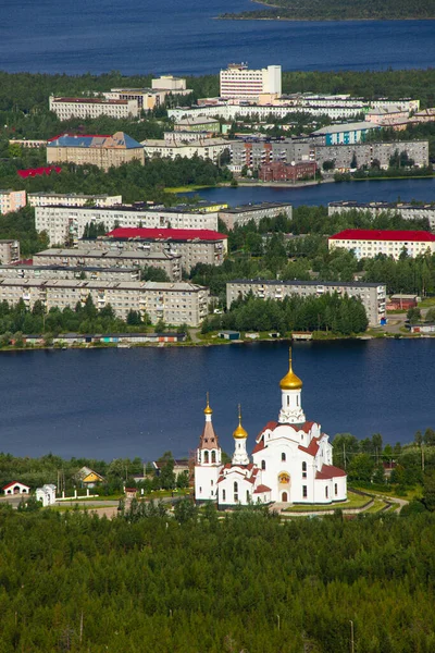 Monchegorsk şehrinin manzarası. Murmansk bölgesi, yaz.
