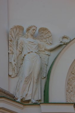 Puşkin şehri Büyük Şehit Catherine Katedrali 'nin ön cephesinde bir melek heykeli..