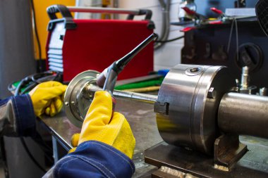 Metal işçiliği endüstrisi: makine aracının iç çelik yüzeyinin metal işçiliğini bitirmek.