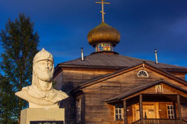 Prens Alexander Nevsky anıtının yanındaki kilise. Varzuga, Murmansk bölgesinin Tersk ilçesine bağlı bir köy. Ahşap mimarinin dikkate değer bir anıtı..