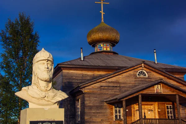 Prens Alexander Nevsky anıtının yanındaki kilise. Varzuga, Murmansk bölgesinin Tersk ilçesine bağlı bir köy. Ahşap mimarinin dikkate değer bir anıtı..