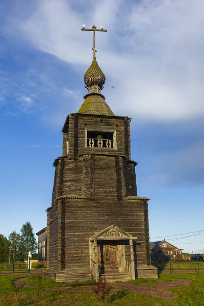 Varzug köyündeki çan kulesi. Murmansk bölgesinin Tersk ilçesine bağlı bir köy. Ahşap mimarinin dikkate değer bir anıtı..