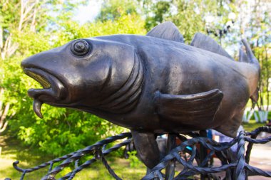 Küçük mimari form, küçük şehir anıtı - Treska anıtı, Murmansk, Rusya, Ağustos 2020