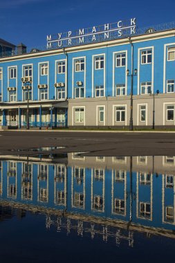 Murmansk 'taki Deniz Terminali ve onun yansıması bir yağmur birikintisi, Rusya, Ağustos 2020