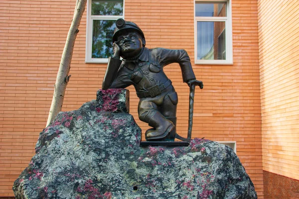Kirovsk 'un merkezinde madenci için bir anıt var. Heykel bir apatit bloğunda yer almaktadır..