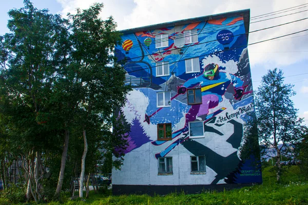 Kirovsk 'taki konut binalarının cephelerine resimler (grafiti). Rusya, Ağustos 2020