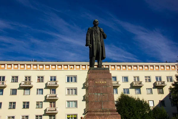 Proletarya lideri V.I.Lenin, Murmansk, Rusya, Ağustos 2020 onuruna bronz bir anıt..